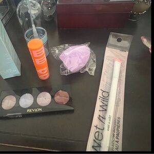Cosmetics mini variety set
Lip Balm, eyeshadow set, brush & sponge